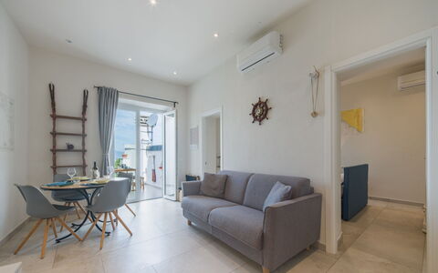 La Frida: Pavimentazione, Pavimento, Interior Design, Legna, Mobilia, Soffitto, Camera, Soggiorno, Divano, Appartamento