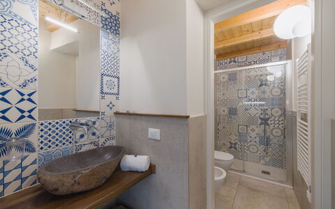 La Frida: Pavimentazione, Pavimento, Interior Design, Piastrella, Idraulico Fixture, Soffitto, Bagno, Camera, Mosaico, Idraulico