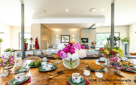 Villa Airone Tegoni, Pool, Radicondoli: Tavola, Interior Design, Mobilia, Tavolo, Serveware, Sala Da Pranzo, Dishware, Cucina & Sala Da Pranzo Tavolo, Porcellana, Sedia