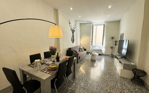 Il Cervo In Città: Interior Design, Mobilia, Pavimentazione, Pavimento, Soffitto, Illuminazione, Tavolo, Camera, Soggiorno, Sedia
