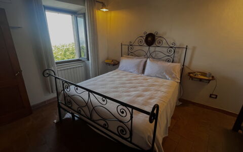 Appartamento Del Mercato: Camera Da Letto, Letto, Pavimentazione, Pavimento, Mobilia, Bedding, Lenzuolo, Interior Design, Telaio Del Letto, Biancheria