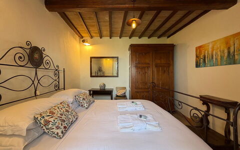 Appartamento Del Mercato: Mobilia, Parete, Interior Design, Pavimento, Legna, Pavimentazione, Soffitto, Camera Da Letto, Letto, Illuminazione