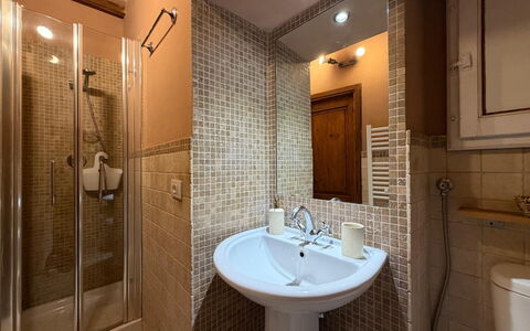 Appartamento Del Mercato: Bathroom, Bathroom Sink, Plumbing Fixture, Sink, Wall, Flooring, Interior Design, Floor, Tap, Mirror