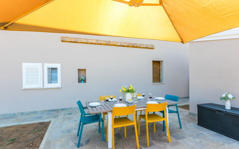Castagneto Carducci 50: Mobilia, Mobili Da Esterno, Sedia, Pavimentazione, Pavimento, Tavolo, Cucina & Sala Da Pranzo Tavolo, Tavolo Esterno, Piscina, Ricorrere