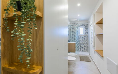 Castagneto Carducci 50: Parete, Pavimentazione, Legna, Pavimento, Interior Design, Bagno, Idraulico Fixture, Mobiletto Del Bagno, Illuminazione, Gabinetto