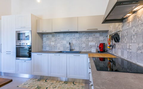 Castagneto Carducci 50: Cucina, Elettrodomestico Da Cucina, Controsoffitto, Apparecchio Major, Pavimentazione, Cabinetry, Pavimento, Interior Design, Legna, Cucina Stufa