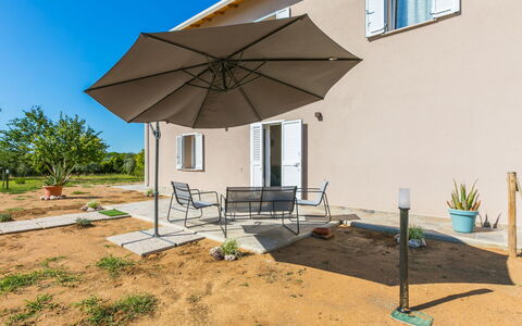 Castagneto Carducci 50: Mobili Da Esterno, Mobilia, Sedia, Shade, Ombrello, Tavolo Esterno, Cortile, Balcone, Landscaping, Terrazza