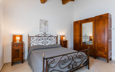 Castagneto Carducci 50: Mobilia, Interior Design, Pavimentazione, Pavimento, Letto, Camera Da Letto, Camera, Soffitto, Telaio Del Letto, Cassetto