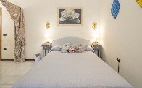 Casa Gioia In Lucca: Letto, Mobilia, Bedding, Camera Da Letto, Lenzuolo, Interior Design, Parete, Biancheria, Legna, Pavimento