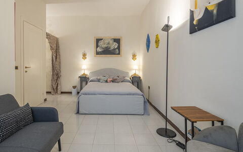 Casa Gioia In Lucca: Mobilia, Interior Design, Parete, Pavimento, Pavimentazione, Letto, Camera Da Letto, Soffitto, Camera, Tessile