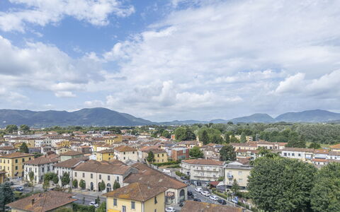 Casa Gioia In Lucca: Geografia Montane, Zona Residenziale, Collina, Quartiere, Cittadina, Paesaggio, Sobborgo, Urban Design, Insediamento Umano, Catena Montuosa