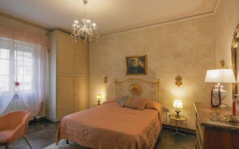 Butterfly Apartment In Lucca: Mobilia, Interior Design, Letto, Camera Da Letto, Parete, Pavimento, Pavimentazione, Lenzuolo, Camera, Legna