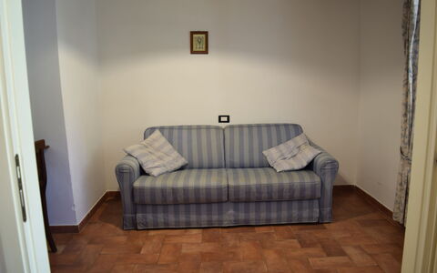 Oasi Della Pergola: Mobilia, Divano, Interior Design, Pavimentazione, Pavimento, Legna, Camera, Soggiorno, Appartamento