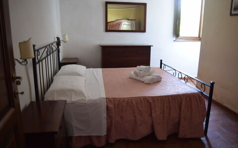 Oasi Della Pergola: Letto, Camera Da Letto, Mobilia, Bedding, Lenzuolo, Pavimento, Legna, Interior Design, Pavimentazione, Telaio Del Letto