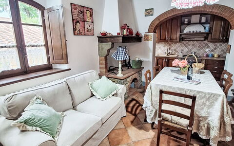 Gaiole Apartament: Mobilia, Interior Design, Pavimentazione, Tavolo, Pavimento, Camera, Sedia, Soffitto, Illuminazione, Casa