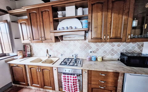 Gaiole Apartament: Cucina, Controsoffitto, Legna, Apparecchio Major, Cabinetry, Pavimentazione, Elettrodomestico Da Cucina, Mobilia, Interior Design, Lavandino Della Cucina