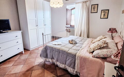 Gaiole Apartament: Letto, Mobilia, Camera Da Letto, Bedding, Lenzuolo, Interior Design, Biancheria, Pavimento, Legna, Pavimentazione