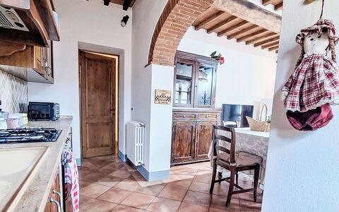 Gaiole Apartament: Mobilia, Interior Design, Pavimentazione, Parete, Legna, Pavimento, Soffitto, Camera, Cucina, Cabinetry