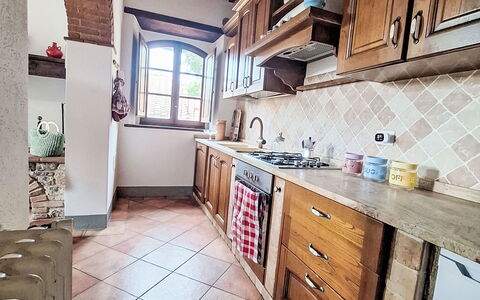 Gaiole Apartament: Cucina, Controsoffitto, Pavimentazione, Interior Design, Legna, Mobilia, Cabinetry, Pavimento, Apparecchio Major, Elettrodomestico Da Cucina