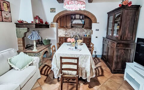 Gaiole Apartament: Mobilia, Interior Design, Tavolo, Pavimentazione, Sedia, Camera, Illuminazione, Sala Da Pranzo, Cucina & Sala Da Pranzo Tavolo, Pavimento