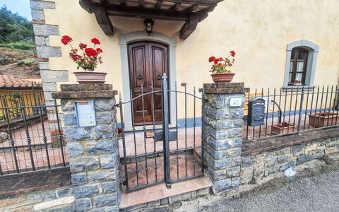Gaiole Apartament: Parete, Porta, Ferro, Metallo, Muro ​​Di Pietra, Cancello, Recinzione, Flagstone, Pianta Della Casa, Corrimano