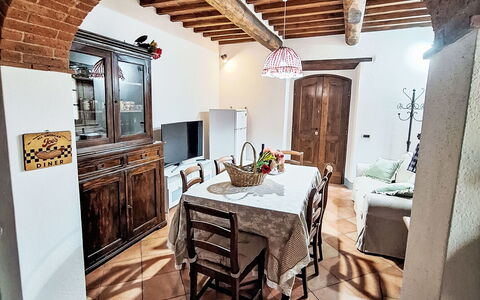 Gaiole Apartament: Mobilia, Interior Design, Parete, Pavimentazione, Legna, Soffitto, Tavolo, Sedia, Pavimento, Camera