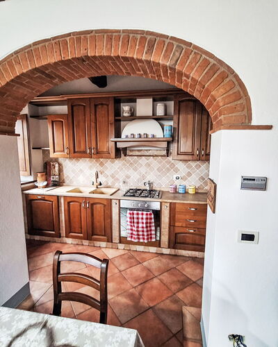 Gaiole Apartament: Wall, Interior Design, Furniture, Wood, Kitchen, Flooring, Cabinetry, Countertop, Arch, Ceiling