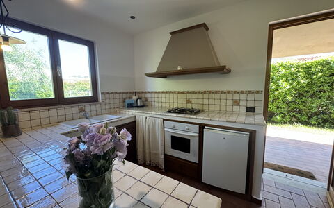 Dependance Egle: Legna, Pavimentazione, Cucina, Interior Design, Pavimento, Mobilia, Controsoffitto, Elettrodomestico Da Cucina, Piastrella, Cucina & Sala Da Pranzo Tavolo