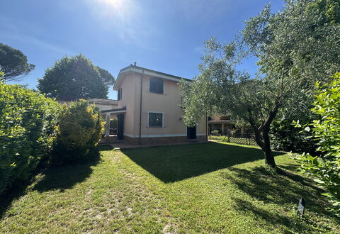 Dependance Egle: Arbusto, Casa, Giardino, Prato, Estate, Cortile, Landscaping, Backyard, Driveway, Hacienda