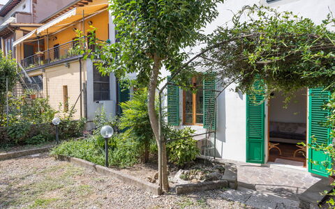 Casa Olivia With Garden And Wifi: Green, Wall, Shrub, Home, Door, Shade, Houseplant, Flowerpot, Balcony