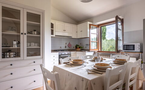Oliveto del Cantarello: Mobilia, Interior Design, Pavimentazione, Legna, Cabinetry, Cucina, Soffitto, Tavolo, Elettrodomestico Da Cucina, Sedia