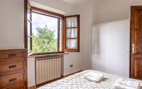 Oliveto del Cantarello: Camera Da Letto, Interior Design, Letto, Legna, Lenzuolo, Bedding, Pavimentazione, Pavimento, Camera, Soffitto