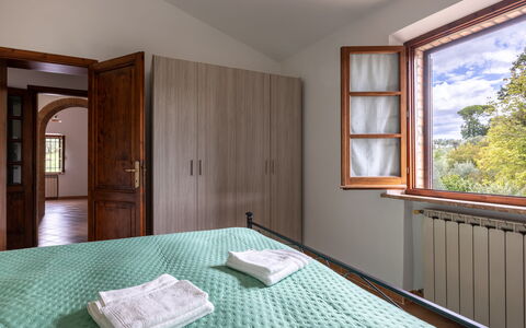 Oliveto del Cantarello: Mobilia, Camera Da Letto, Letto, Interior Design, Parete, Legna, Lenzuolo, Bedding, Pavimentazione, Pavimento