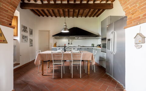 Maria Gabriella Holiday Home In Monticchiello: Mobilia, Interior Design, Pavimentazione, Cucina, Legna, Soffitto, Pavimento, Controsoffitto, Elettrodomestico Da Cucina, Sedia