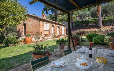 Maria Gabriella Home & Cottage: Brick, Villetta, Hacienda, Vaso Di Fiori, Pianta Della Casa, Backyard, Cibo, Sedia, Agriturismo, Villa