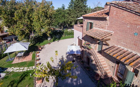 The Tuscan Retreat Spa: Zona Residenziale, Arbusto, Casa, Urban Design, Giardino, Estate, Hacienda, Cortile, Landscaping, Shade