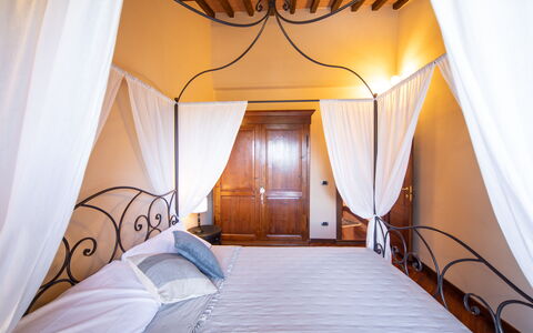 The Tuscan Retreat Spa: Mobilia, Interior Design, Soffitto, Pavimento, Letto, Pavimentazione, Illuminazione, Camera Da Letto, Camera, Telaio Del Letto