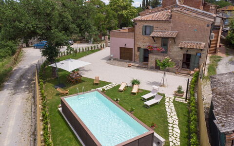 The Tuscan Retreat Spa: Piscina, Zona Residenziale, Casa, Casa, Lotto, Ricorrere, Insediamento Umano, Urban Design, Estate, Giardino