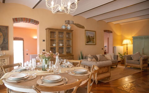 The Tuscan Retreat Spa: Mobilia, Interior Design, Sedia, Tavolo, Pavimentazione, Legna, Pavimento, Camera, Sala Da Pranzo, Cucina & Sala Da Pranzo Tavolo