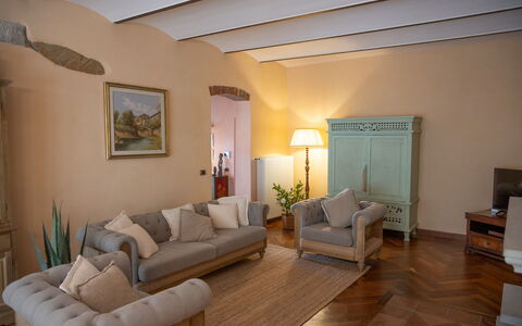 The Tuscan Retreat Spa: Mobilia, Interior Design, Pavimentazione, Divano, Legna, Pavimento, Camera, Tessile, Soggiorno, Illuminazione