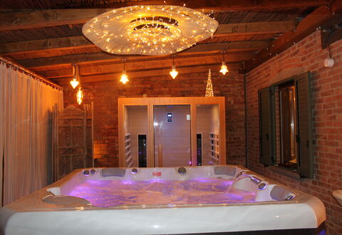 Holiday Home Croce With Spa: Interior Design, Mobilia, Legna, Pavimentazione, Soffitto, Pavimento, Illuminazione, Lampada, Camera, Casa