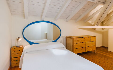 Onda Loft: Bedroom, Interior Design, Bed, Wood, Ceiling, Bed Sheet, Bedding, Floor, Flooring, Linens