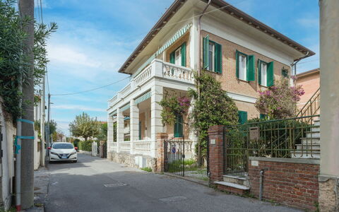 Onda Loft: Building, Window, Residential Area, House, Home, Neighbourhood, Architecture, Human Settlement, Door, Suburb