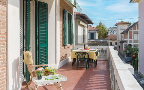 Onda Loft: Home, Residential Area, Door, Balcony, Apartment, Houseplant, Paint, Flowerpot, Window Treatment, Tile