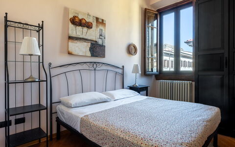 Cuore Di Firenze Apartment: Letto, Camera Da Letto, Parete, Bedding, Interior Design, Lenzuolo, Mobilia, Telaio Del Letto, Camera, Pavimento