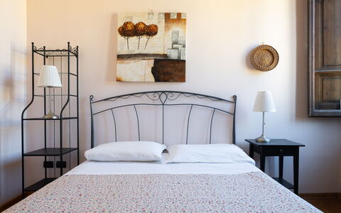 Cuore Di Firenze Apartment: Letto, Mobilia, Camera Da Letto, Bedding, Lenzuolo, Interior Design, Biancheria, Telaio Del Letto, Illuminazione, Camera