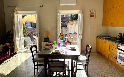 Casa Capolino: Mobilia, Pavimentazione, Interior Design, Sedia, Legna, Pavimento, Tavolo, Cucina & Sala Da Pranzo Tavolo, Illuminazione, Sala Da Pranzo