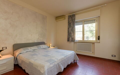 Casamare: Interior Design, Bed, Flooring, Wall, Floor, Room, Bedroom, Furniture, Ceiling, Bed Sheet