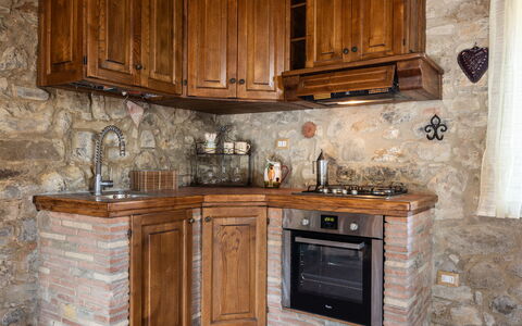 La Casina Cottage: Legna, Cabinetry, Cucina, Controsoffitto, Interior Design, Pavimentazione, Credenza, Mobilia, Casa, Cassetto