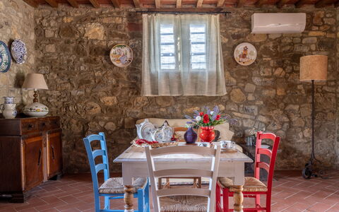 La Casina Cottage: Mobilia, Tavolo, Cucina & Sala Da Pranzo Tavolo, Interior Design, Sedia, Pavimentazione, Sala Da Pranzo, Pavimento, Vaso Di Fiori, Camera